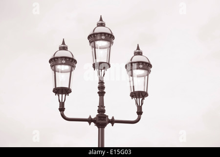 Lampadaire sur Chelsea Embankment, London, England, UK en noir et blanc, Sépia Banque D'Images