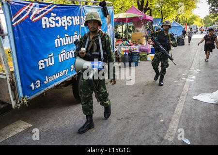 Bangkok, Bangkok, Thaïlande. 23 mai, 2014. Des soldats thaïlandais d'une patrouille à pied à travers la zone de protestation contre le gouvernement vendredi matin. Le soldat a été l'aide de la poche pour faire des annonces sur le coup et de dire aux manifestants de rentrer chez eux. L'armée thaïlandaise a saisi le pouvoir militaire au cours d'un coup jeudi soir. Ils ont suspendu la constitution et terminé le régime civil. C'est le 2ème coup d'État en Thaïlande depuis 2006 et au moins la 12e depuis 1932. Banque D'Images