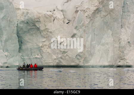 Zodiac en face de l'Samarinbreen Glacier, Hornsund, l'île du Spitzberg, archipel du Svalbard, Norvège Banque D'Images