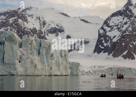 Zodiac en face de l'Samarinbreen Glacier, Hornsund, l'île du Spitzberg, archipel du Svalbard, Norvège Banque D'Images