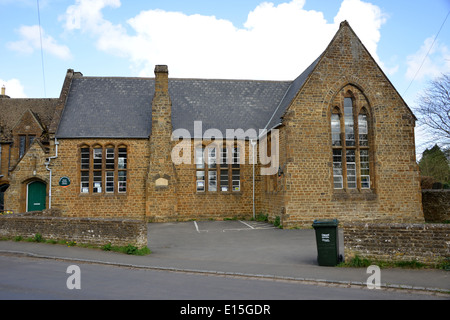 La bibliothèque installé dans l'ancien bâtiment scolaire dans le village de north Oxfordshire Hook Norton Banque D'Images