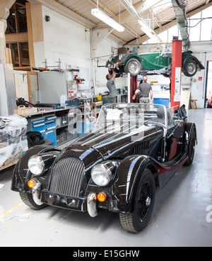 Voitures sont assemblées à la main en utilisant le bois de frêne et d'aluminium sur la ligne de production à l'usine automobile Morgan Motors, Malvern, Worcestershire, Angleterre, RU Banque D'Images
