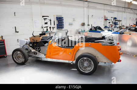 Voitures sont assemblées à la main en utilisant le bois de frêne et d'aluminium sur la ligne de production à l'usine automobile Morgan Motors, Malvern, Worcestershire, Angleterre, RU Banque D'Images