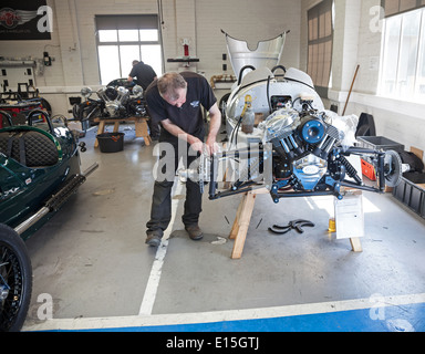 Voitures sont assemblées à la main en utilisant le bois de frêne et d'aluminium sur la ligne de production à l'usine automobile Morgan Motors, Malvern, Worcestershire, Angleterre, RU Banque D'Images