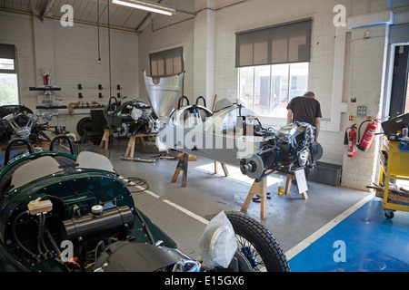 Voitures sont assemblées à la main en utilisant le bois de frêne et d'aluminium sur la ligne de production à l'usine automobile Morgan Motors, Malvern, Worcestershire, Angleterre, RU Banque D'Images