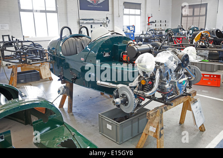 Voitures sont assemblées à la main en utilisant le bois de frêne et d'aluminium sur la ligne de production à l'usine automobile Morgan Motors, Malvern, Worcestershire, Angleterre, RU Banque D'Images