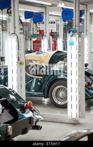 Voitures sont assemblées à la main en utilisant le bois de frêne et d'aluminium sur la ligne de production à l'usine automobile Morgan Motors, Malvern, Worcestershire, Angleterre, RU Banque D'Images