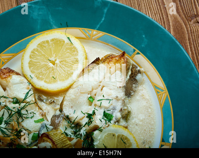 Flétan noir dans la crème de citron. servi avec légumes frais, citron Banque D'Images