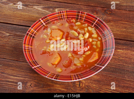 - Fasolada grecs et Chypriotes de soupe haricots blancs secs, l'huile d'olive, légumes et Banque D'Images