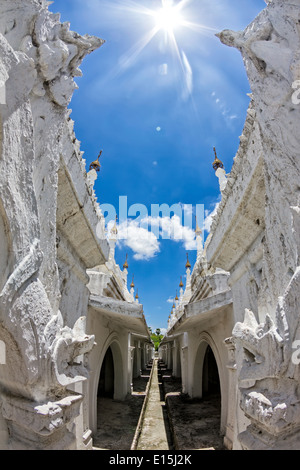 Ligne de logement plus grand Livre Pagodes Pagoda Kuthodaw Mandalay Birmanie Myanmar Banque D'Images