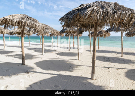 Parapluie de plage à Varadero, Cuba Banque D'Images