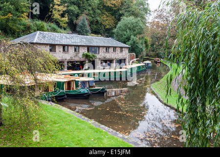 Bateaux étroits ou des barges sur le Canal de Monmouthshire et Brecon, galles, GO, au Royaume-Uni. Banque D'Images