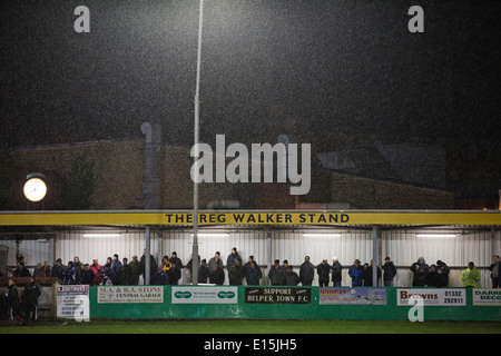 Les spectateurs à l'abri de la pluie dans le Reg Walker se tenir pendant la première moitié de la ville de Belper le match contre FC Gresley. Banque D'Images