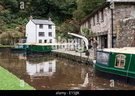 Bateaux étroits ou des barges sur le Canal de Monmouthshire et Brecon à quai Llanfoist, Abergavenny, FR, UK. Banque D'Images