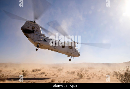 Un US Marine Corps CH-46E Sea Knight Helicopter s'exécute à partir d'un champ de terre pendant un exercice de formation intégrée au Marine Corps Air Ground Combat Center le 16 juin 2013 dans Twentynine Palms, California. Banque D'Images