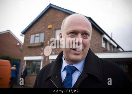 Homme politique conservateur et ministre du gouvernement britannique Chris Grayling, illustré à l'extérieur d'un centre communautaire, Wythenshawe. Banque D'Images