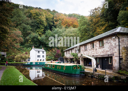 Bateaux étroits ou des barges sur le Canal de Monmouthshire et Brecon à quai Llanfoist, Abergavenny, FR, UK. Banque D'Images