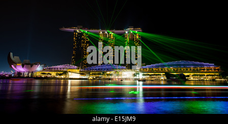 Marina Bay, Singapour - avr 11 - Marina Bay Sands light show spectaculaire à la tombée du jour le 11 avril 2014 Banque D'Images