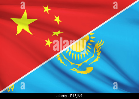 Drapeaux de la Chine et la République du Kazakhstan dans le vent. Partie d'une série. Banque D'Images