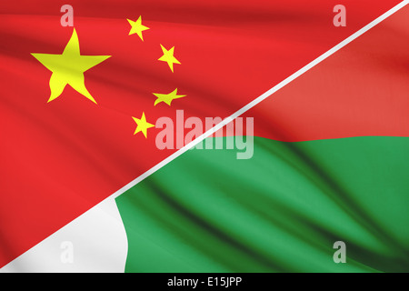 Drapeaux de la Chine et la République de Madagascar dans le vent. Partie d'une série. Banque D'Images