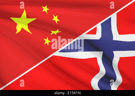Drapeaux de la Chine et le Royaume de Norvège dans le vent. Partie d'une série. Banque D'Images