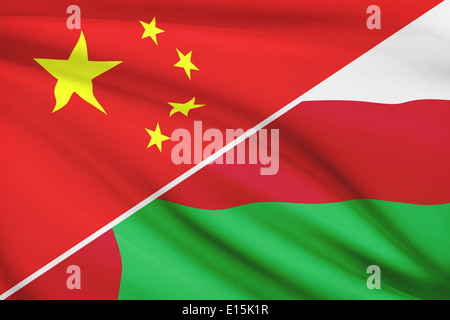 Drapeaux de la Chine et du Sultanat d'Oman dans le vent. Partie d'une série. Banque D'Images