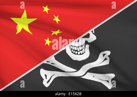 Drapeau de la Chine et Drapeau pirate Jolly Roger dans le vent. Partie d'une série. Banque D'Images