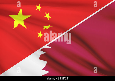 Drapeaux de la Chine et de l'État du Qatar dans le vent. Partie d'une série. Banque D'Images