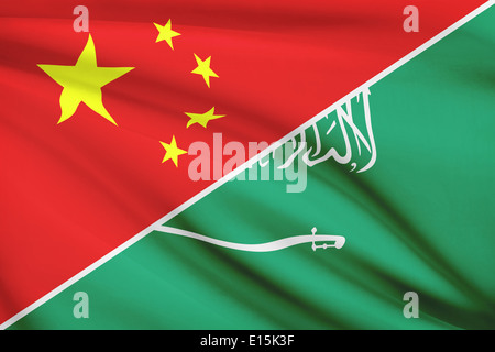 Drapeaux de la Chine et l'Arabie saoudite dans le vent. Partie d'une série. Banque D'Images
