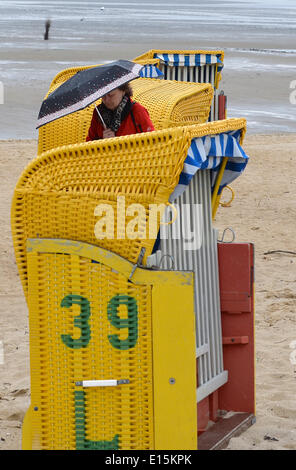 Cuxhaven-Doese, Allemagne. 23 mai, 2014. Strandkorb vide chaises de plage à la plage dans Cuxhaven-Doese, Allemagne, 23 mai 2014. Photo : CARMEN JASPERSEN/dpa/Alamy Live News Banque D'Images