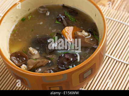 Soupe de choucroute russe avec des champignons et de l'orge perlé Banque D'Images