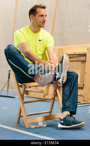 Zurich, Suisse. 23 mai, 2014. Renaud Lavillenie (FRA), à la perche d'or olympique met ses chaussures de formation lors d'une visite au stade du Letzigrund à Zurich, Suisse. Crédit : Erik Tham/Alamy Live News Banque D'Images