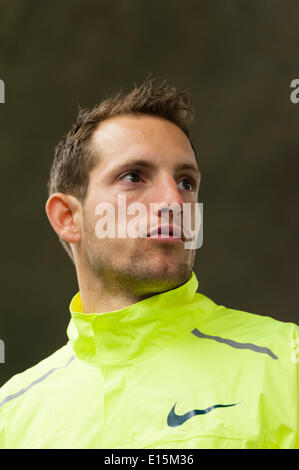 Zurich, Suisse. 23 mai, 2014. Renaud Lavillenie (FRA), à la perche d'or olympique au cours de sa visite au stade du Letzigrund à Zurich, Suisse. Crédit : Erik Tham/Alamy Live News Banque D'Images