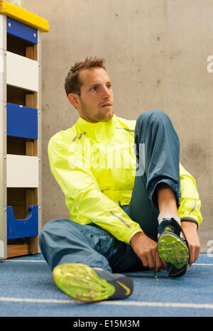 Zurich, Suisse. 23 mai, 2014. Renaud Lavillenie (FRA), à la perche d'or olympique met ses chaussures de formation lors d'une visite au stade du Letzigrund à Zurich, Suisse. Crédit : Erik Tham/Alamy Live News Banque D'Images