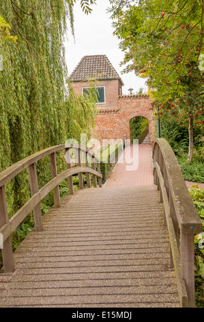 Bridge et allée menant au centre historique de la ville avec mur de guet et à la porte de Hattem, aux Pays-Bas. Banque D'Images