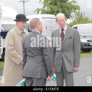 Exeter, Devon, UK, 23 mai 2014. Le comté de Devon Voir le duc de Kent répond aux fonctionnaires de montrer à son arrivée. Crédit : Anthony Collins/Alamy Live News Banque D'Images