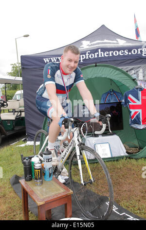 Le comté de Devon montrent Exeter, Devon, UK. 23 mai, 2014. Adam Greenford autrefois avec RAF 10,5 années de service équitation 100milles par jour pour aider à recueillir des fonds pour la formation des Héros et le Héros Ride quand 2000 participants convergent à Londres le 8 juin 2014 ayant terminé parrainé rides de tout le pays. Crédit : Anthony Collins/Alamy Live News Banque D'Images