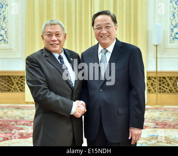 Beijing, Chine. 23 mai, 2014. Yu Zhengsheng (R), président du Comité National de la Conférence consultative politique du peuple chinois, rencontre avec Tsai Eng-Meng, président de Taïwan est veulent veulent China Times Media Group, à Beijing, capitale de Chine, le 23 mai 2014. © Li Tao/Xinhua/Alamy Live News Banque D'Images