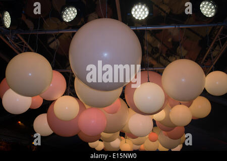 Cannes, France. 22 mai, 2014. Vue générale de l'atmosphère pendant le festival du film, 67ème édition. Ici le parti pour les 25 ans de magnum icecream © JBphotoeditorial/Alamy Live News Banque D'Images