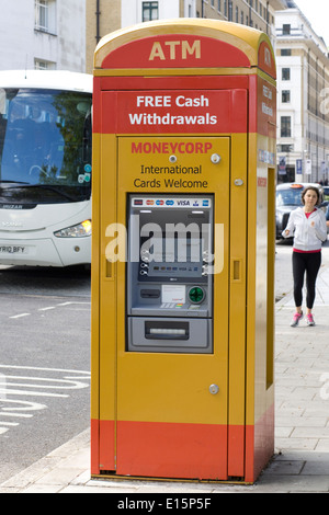 Moneycorp ATM multi devises et téléphone dans les rues de Londres, Angleterre Banque D'Images