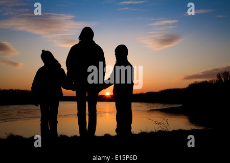 La mère et les filles sur Danube sous Devin ruines en Slovaquie - silhouette Banque D'Images