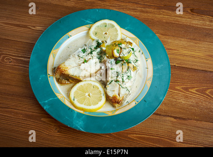 Flétan noir dans la crème de citron. servi avec légumes frais, citron Banque D'Images