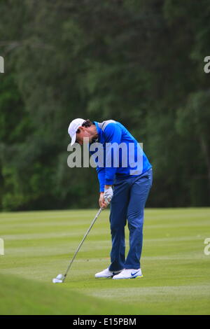 Wentworth, Surrey, UK. 23 mai, 2014. Les scènes du deuxième jour de la PGA European Tour l'événement phare le BMW PGA Championship RORY McILROY balançoires sur 9e Banque D'Images
