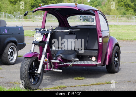 Châssis moto fixée au dos d'une coccinelle Volkswagen Banque D'Images