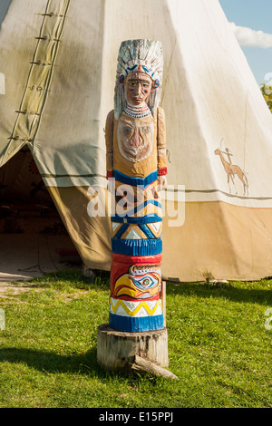 Sculpture d'Indien en face de tipi Banque D'Images