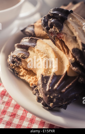 Pattes d'ours allemand des cookies sur une table Banque D'Images