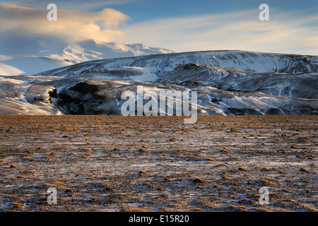 Paysage islandais avec vue sur le volcan Hekla et de lave figée, de l'Islande. Banque D'Images