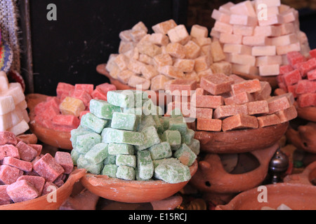 Rouge, violet, vert et orange pour la vente de savon à Chefchaouen, Maroc Banque D'Images