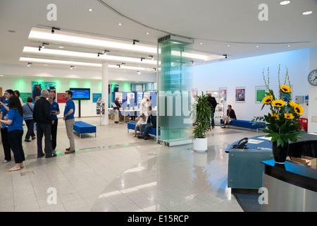 Le hall de réception principale / N.P.L., à l'intérieur du bâtiment principal de la National Physical Laboratory (NPL), Teddington. Londres. UK. Banque D'Images