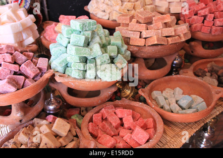 Rouge, violet, vert et orange pour la vente de savon à Chefchaouen, Maroc Banque D'Images